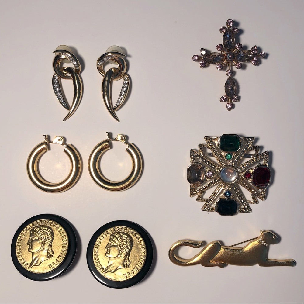 Lot of gold tone earrings and brooches